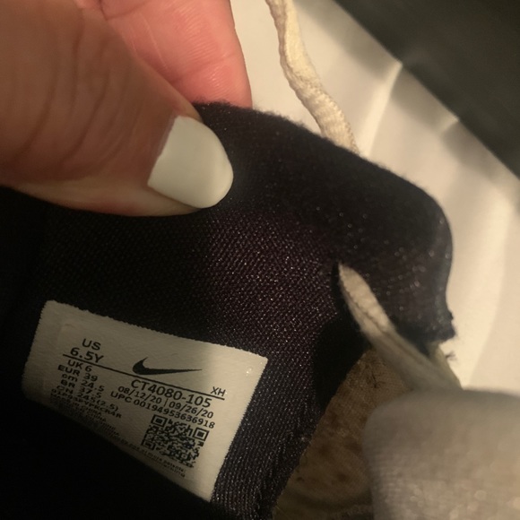 Kyrie’s Nike sneakers - Picture 5 of 6